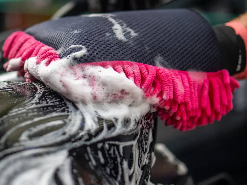 Muc-Off 2-IN-1 Microfibre Wash Mitt - Image 4